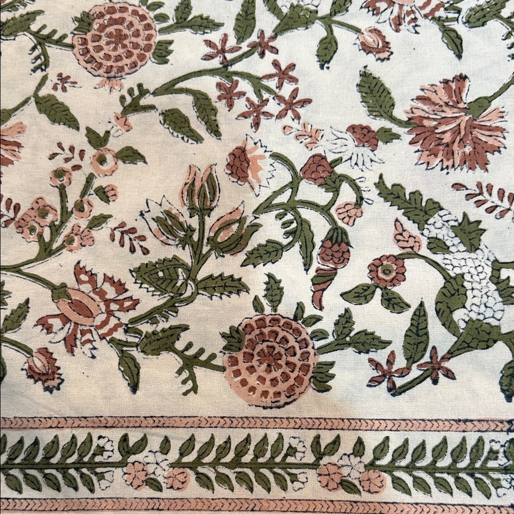 Floral Patterned Tablecloth - Picture 2 of 7
